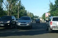 Автомобиль с номером, который может принадлежать КНБ, выехал на встречку в Алматы