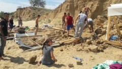 Двоих детей спасли из-под завала грунта на пляже в Актобе 