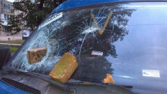Кирпичи, сорванные ураганом с девятиэтажки, разбили автомобиль в Кокшетау