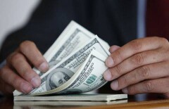 Новую цену доллара назначила ФРС США 