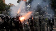 В Гонконге протестующие устроили поджоги и пытались штурмовать представительство Китая