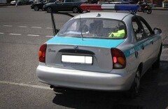 В Караганде погибла женщина, выпав из полицейского авто
