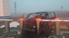 Автомобиль врезался в заграждение КПП на трассе Алматы – Хоргос. Есть жертвы