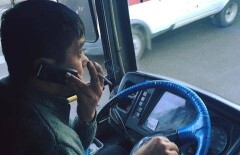 Мультизадачный водитель разозлил пассажиров автобуса в Алматы