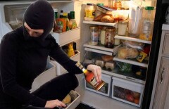 У пенсионера в Житикаре соседка украла 8 бутылок коньяка и макароны