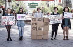 Феминистки выстроили на алматинском Арбате стену из картонных блоков