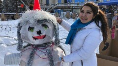 Снеговиков из пластиковых бутылок и шин сделали алматинцы, заботящиеся о природе