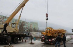 Автокран провалился под землю в Актау