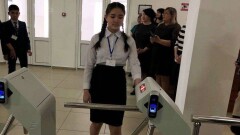 Павлодарские школьники расплачиваются в столовой с помощью отпечатка пальца