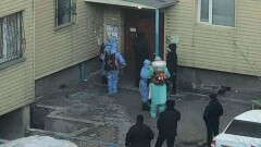 В Караганде власти повесили замок на подъезд карантинного дома