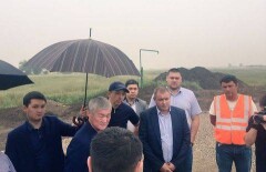 Казахстанцы спорят, должен ли помощник держать зонт над Бердыбеком Сапарбаевым