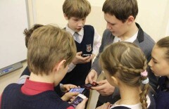 Школьница из Актобе попросила Назарбаева запретить мобильники на уроках