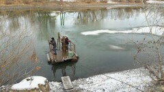С риском для жизни сельчане добираются вплавь до Уральска