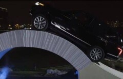 Range Rover переехал бумажный мост