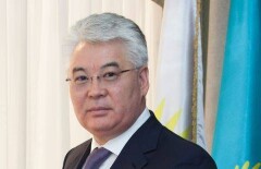 Аким ЮКО играет на домбре для пользователей казнета
