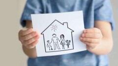 Агентство по усыновлению детей и школы приёмных родителей узаконили. Как это будет работать