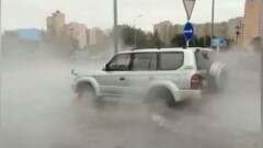 Кипяток хлынул на улицы Караганды из магистральной трубы теплотрассы