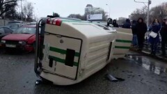 В результате ДТП в Алматы перевернулась инкассаторская машина 