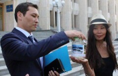 Бауыржану Байбеку подарили банку с пока ещё чистым воздухом Кок-Жайляу