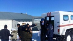 Свадебный кортеж с молодожёнами застрял в снежном плену в ЮКО