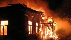 Пожарным пришлось тушить пожар вёдрами в Уральске