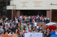 Астанчане под дождём угощались блюдами от лучших поваров столицы