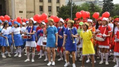 Парад оркестров собрал больше пяти тысяч школьников и студентов в Алматы