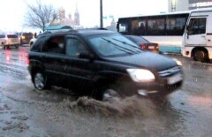 В Актобе закрывают движение из-за метели, снега и дождя