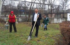 В зоопарке Алматы вместо вырубленных ста деревьев посадили двести