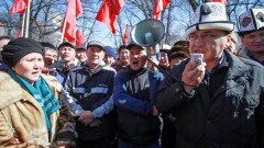 В Бишкеке митингуют жители Дача-Су, на который в январе упал самолёт