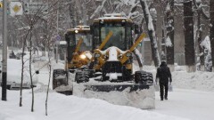 Снег высотой до полуметра выпал в Алматы