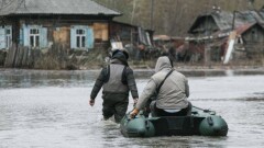 Полицейские патрулируют паводкоопасные районы СКО на резиновых лодках