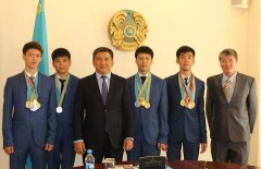 Казахстанских школьников, победивших на Международной олимпиаде по информатике, наградил министр