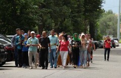У здания ДКНБ в Алматы почтили память погибшего в теракте полицейского Максата Салимбаева