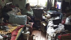 Из квартиры одинокой алматинки вывезли 40 мешков мусора