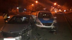 Патрульная машина протаранила стоящий на обочине автомобиль в Атырау 