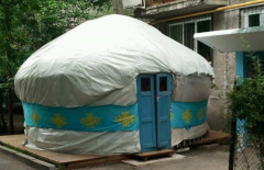 В Алматы юрта соседствует с обычным жилым домом