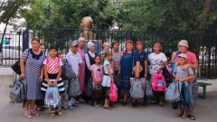 Ученикам из Арыси раздали школьную форму и канцтовары на 2,7 млн тенге