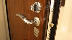 Качество входных дверей в новостройках Кокшетау проверили журналисты 