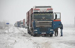 У попавших в снежный плен водителей фур закончились еда и вода