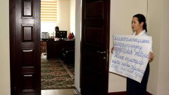 Пресс-секретарь Госинспекции Кыргызстана устроила пикет в приёмной шефа и потеряла работу