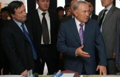 В Сети появилось видео, как Назарбаев кормит Джаксыбекова с ложечки 