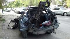 В груду металлолома превратилась Toyota после столкновения с грузовиками в Алматинской области