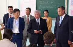 Сапарбаев в пункте сдачи ЕНТ попросил добавить выпускникам 15 минут на экзамены