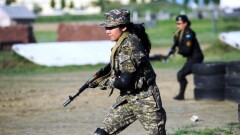 Научить девушек "самым примитивным навыкам защитника Отечества" хочет сенатор Айтимова