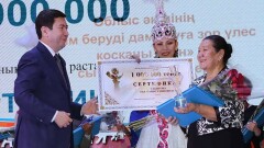 Аким Карагандинской области вручил премии лучшим педагогам