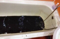 В Актау из-под крана течёт "нефтяная вода"