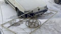 Новогоднее украшение рухнуло на машину возле облакимата в Караганде