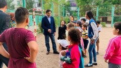 Кульгинов встретился с детьми во дворах столицы и пообещал новые площадки