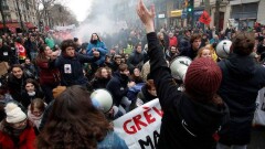 Во Франции возобновились протесты против пенсионной реформы. Полиция применила спецсредства